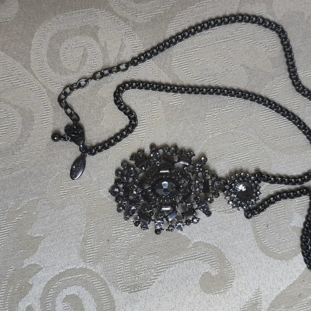 ANN TAYLOR Vintage Silver Tone Victorian Pendant Necklace - Picture 2 of 8